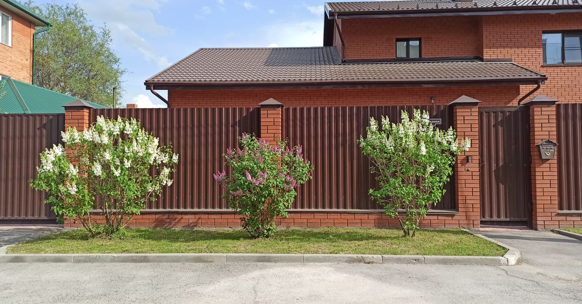 Choosing the Right Colorbond Fencing Colour for Melbourne's Climate